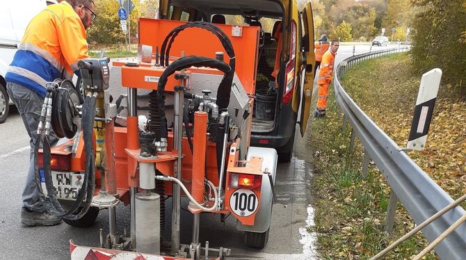 Die Fahrbahn zwischen Bodelshausen und Ofterdingen wird untersucht. FOTO: RP Die Fahrbahn zwischen Bodelshausen und Ofterdingen wird untersucht. FOTO: RP