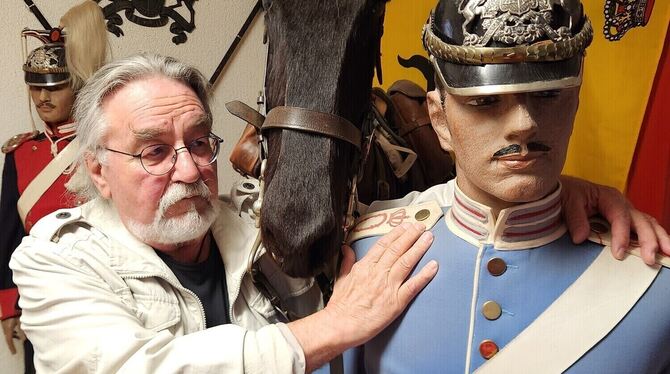 Der Engstinger Sammler Joachim Erbe zeigt die Dragoner-Uniform seines Opas Johannes Wörner.  FOTOS: RAHMIG