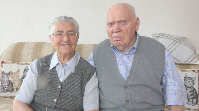 Hilda und Johann Gross sind sehr dankbar, dass sie heute ihren Gnadenhochzeitstag erleben dürfen. FOTO: SANDER Hilda und Johann Gross sind sehr dankbar, dass sie heute ihren Gnadenhochzeitstag erleben dürfen. FOTO: SANDER