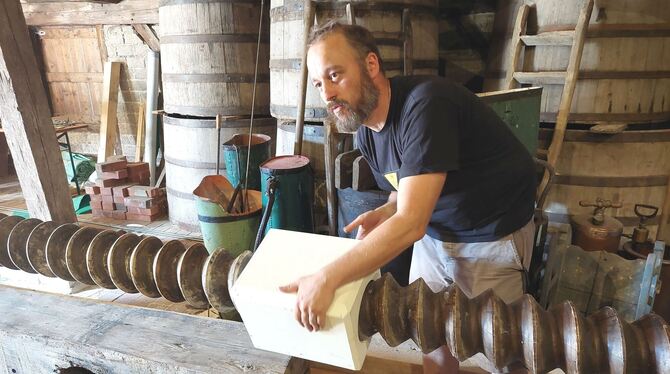 Damit das Historische Pressen überhaupt erfolgen kann, musste im Vorfeld die Mutter des Kelterbaumes neu hergestellt werden. Die Damit das Historische Pressen überhaupt erfolgen kann, musste im Vorfeld die Mutter des Kelterbaumes neu hergestellt werden. Die