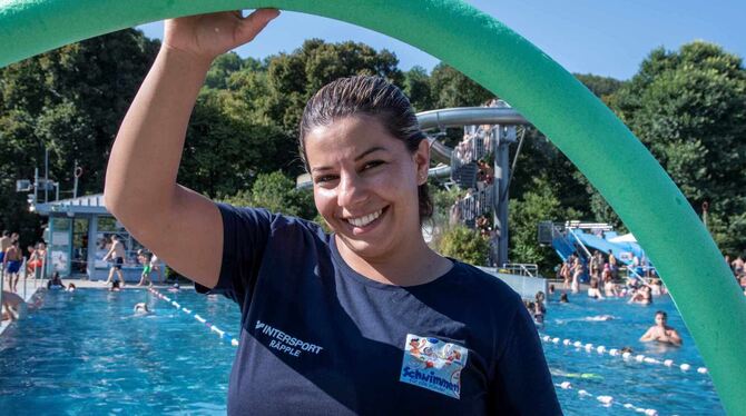 Ansam Audi an einem ihrer Lieblingsorte: dem Tübinger Freibad.  FOTO: GISEL