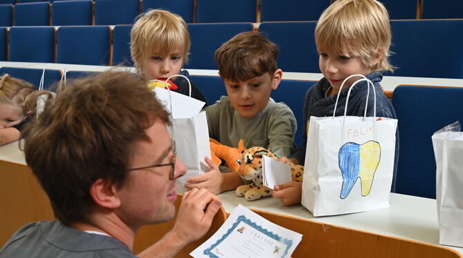 In der Teddy-Zahnklinik lernen Kinder, was Zähne gesund hält.  FOTO: WAHL