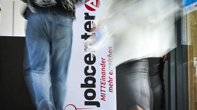 Die Union beklagt hohe Sozialausgaben – unter anderem die Auszahlung des Bürgergelds durch die Jobcenter. FOTO: KALAENE/DPA Die Union beklagt hohe Sozialausgaben – unter anderem die Auszahlung des Bürgergelds durch die Jobcenter. FOTO: KALAENE/DPA