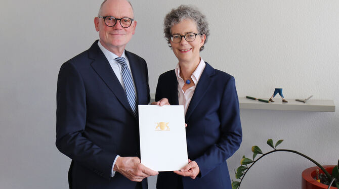 Professorin Dr. Sabine Löbbe erhält ihre Ernennungsurkunde zur Präsidentin der Hochschule Reutlingen von Ministerialdirektor Dr. Professorin Dr. Sabine Löbbe erhält ihre Ernennungsurkunde zur Präsidentin der Hochschule Reutlingen von Ministerialdirektor Dr.