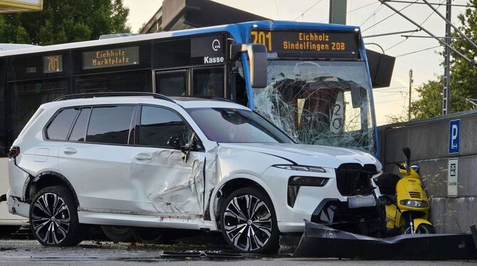 Linienbus rammt sechs Autos – Fahrer schwer verletzt