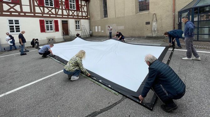 Open-Air-Kino; Reutlingen; Spitalhof; Abbau 2025 Helfer bauen am Montag im Reutlinger Spitalhof die Großleinwand ab.