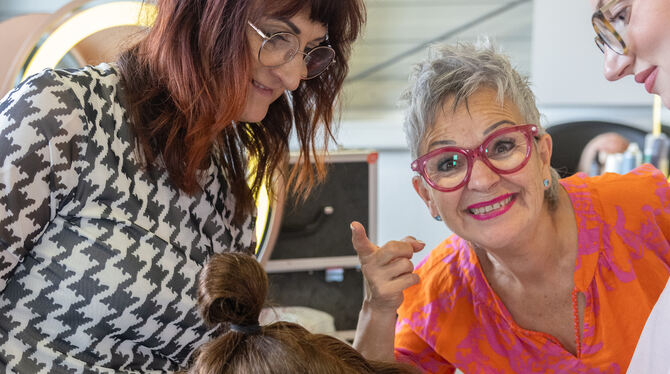 Christine Huiss will zeigen, dass es nie zu spät ist, Großes zu wagen. Mit 64 erfüllt sie sich ihren Traum, an einer Fashion Wee