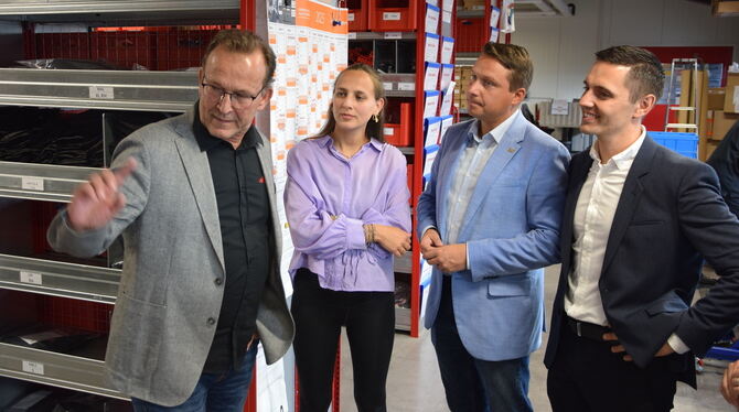 Bei der Firma Allstar im Gespräch (von links): Geschäftsführer Frank Messemer, Co-Geschäftsführerin Janina Messemer, der Landtag