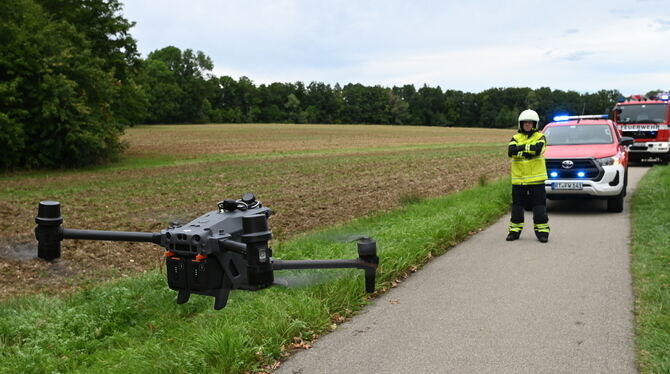 Waldbrände Feuerwehr Reutlingen Die Drohne der Werkfeuerwehr von Bosch steigt auf, um Bildmaterial zu sammeln, mit dem Strategien zur Bekämpfung von Waldbränden