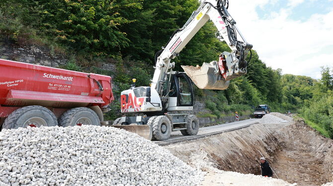 Die Fahrbahnsanierung ist aufwändig: Für die Geowaben muss an verschiedenen Abschnitten ein drei Meter tiefer Graben gebuddelt w