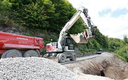 Die Fahrbahnsanierung ist aufwändig: Für die Geowaben muss an verschiedenen Abschnitten ein drei Meter tiefer Graben gebuddelt w
