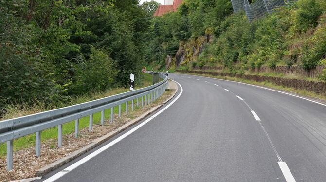 Neue Leitplanken und neuer Belag: Von Holzelfingen bis zur Auffahrt zum Sportgelände ist die Fahrbahn auf der Steige bereits san