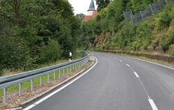 Neue Leitplanken und neuer Belag: Von Holzelfingen bis zur Auffahrt zum Sportgelände ist die Fahrbahn auf der Steige bereits san