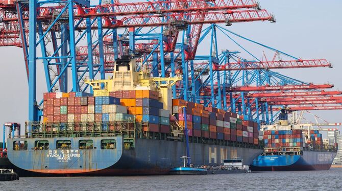 Containerschiffe im Hafen Hamburg Containerschiffe im Hafen Hamburg