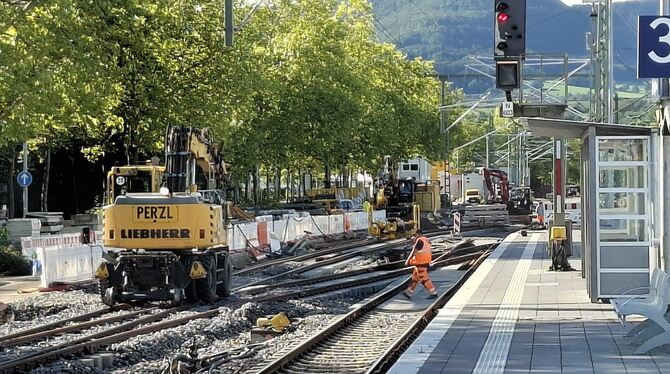 Mit zusätzlichen Weichen wird das neue Gleis 4 ins Schienennetz im Bahnhof Metzingen eingebunden.