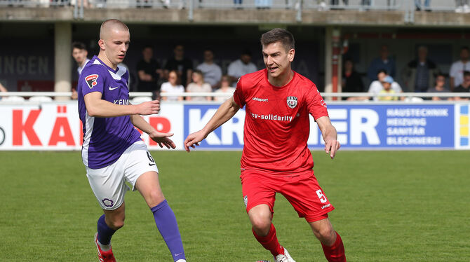 Baden-Wuerttemberg, Fussball, Maenner, OL, Oberliga, Saison 2024/25, wfv Yannick Toth (rechts) erzielt in Denzlingen das Goldene Tor für den SSV Reutlingen.
