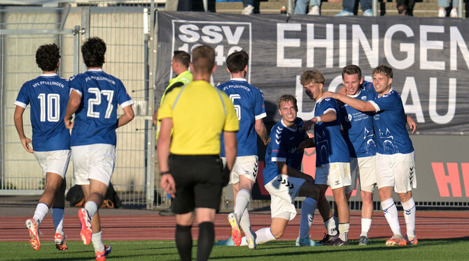 Das Pfullinger Highlight: Die VfL-Spieler bejubeln das Tor von Philipp Kendel (3. von rechts) zum 1:1 kurz vor der Pause.