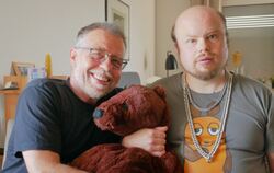 Lukas Käser (rechts) hat mit einigen Beeinträchtigungen seinen Platz auf der Bleiche in Bad Urach gefunden. Vater Klaus Käser e