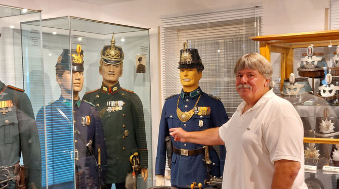 Komplette Uniformen und viel mehr: Bernhard Strobel mit seinen stummen Kollegen im Museum.  FOTOS: KREIBICH