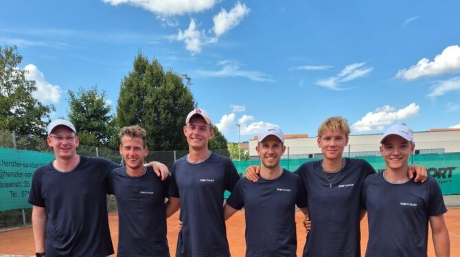 Die Herren 2 des TC Metzingen steigen in die Bezirksoberliga auf. Von links: Tim Loidl, Simon Schietinger, Luca Schäffler, Raffa