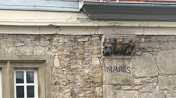 Links ein Weiblein, rechts ein Männlein und dazwischen ein - hm - gefiederter Bock, Drache, Monster? Das Geheimnis um diese drei