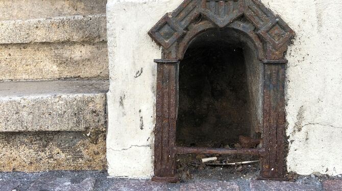 Detailaufnahme des kleinen Tors an einem Haus an der Ecke Metzgerstraße/Weibermarkt. Ist das eine altertümliche Katzenklappe?