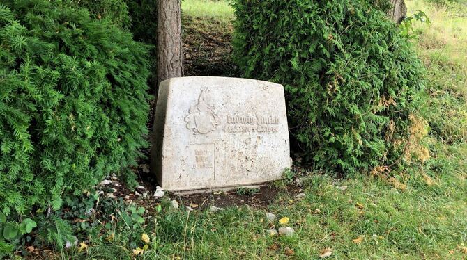 Wie kommt der Stein mit den Lebensdaten des Reutlinger Dichters Ludwig Finckh an die Achalm?