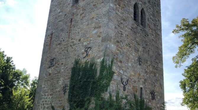 Warum ist der Achalm-Turm mit metallenen Zeichen verziert? Sie sehen aus wie Buchstaben, aber was bedeuten sie?