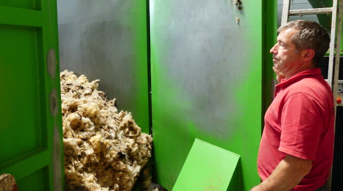 In einem Container lagert Alexander Bosch die Wolle zunächst bevor sie dann abgeholt wird und thermisch behandelt wird.