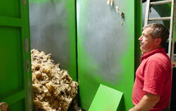 In einem Container lagert Alexander Bosch die Wolle zunächst bevor sie dann abgeholt wird und thermisch behandelt wird.