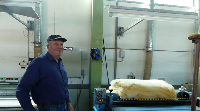 Felle Jürgen Kühfuß führt das Unternehmen in der dritten Generation weiter. Neben dekorativen Lammfellen werden auch Polierfelle für d