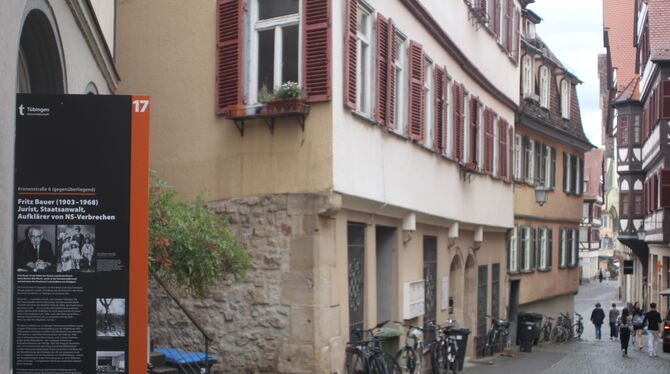 Die Tübinger Kronengasse: Gegenüber dieser neuen Stele für Fritz Bauer liegt das Haus Nummer 6. Das bewohnte die Familie von Leo