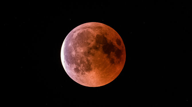 bwg,lsw,Astronomie,Helpme,Wissenschaft,Freizeit Der teilweise vom Erdschatten verdunkelte Vollmond leuchtet während einer Mondfinsternis rötlich.