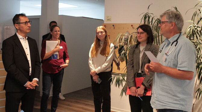 Kinderarzt Dr. Wilfried Henes (rechts) gab Cem Özdemir (links) Einblicke in seine Arbeit im Port-Gesundheitszentrum.