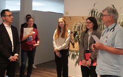 Kinderarzt Dr. Wilfried Henes (rechts) gab Cem Özdemir (links) Einblicke in seine Arbeit im Port-Gesundheitszentrum.