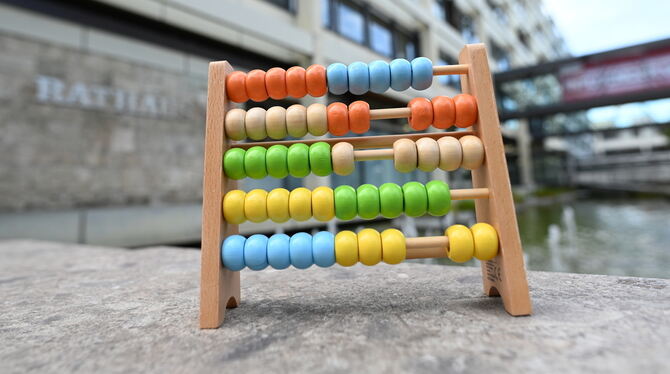 Leider ist die Finanzlage der Kommunen kein Kinderspiel wie dieser Rechenschieber vor dem Reutlinger Rathaus.