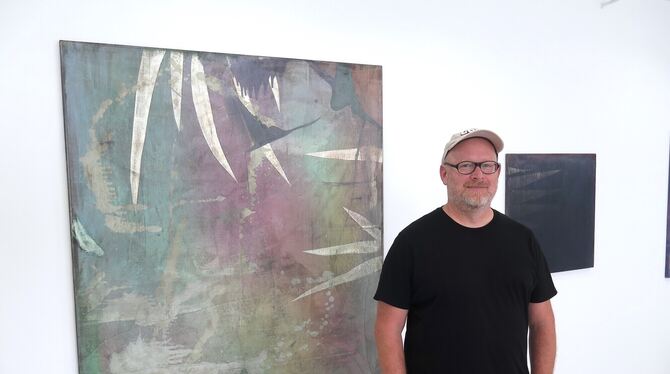 Matthias Reinmuth, Kunst, Malerei, Galerie Reinhold Maas Matthias Reinmuth vor seinem Bild »Rhabarber« aus dem Zyklus »Die Hüllen fallen lassen«.