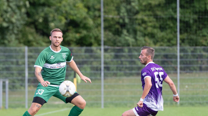 Tim Jäth TSV Eningen Ein immer noch ungewohntes Bild: Tim Jäth (links) im grün-weißenTrikot des TSV Eningen.