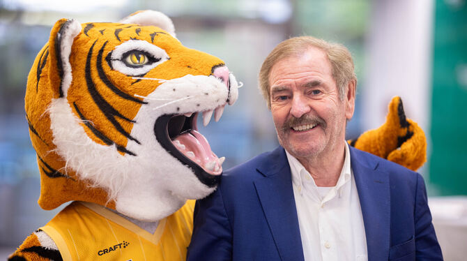 Teamvorstellung der Tigers Tuebingen bei den Stadtwerken Tuebingen. Foto: Tigers Tuebingen/Dennis Duddek Strahlt immer Optimismus aus: Tigers-Vorstandschef Prof. Michael Bamberg. Hier mit Maskottchen Tigerle.