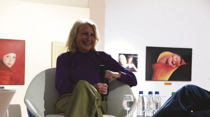 Maren Kroymann ist in Tübingen aufgewachsen und seit vielen Jahren in Berlin zuhause.