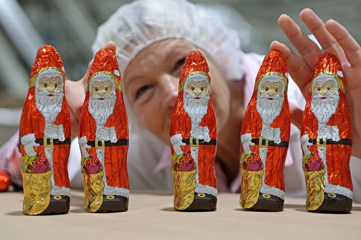 Produktion für Weihnachtszeit in der Schokoladenfabrik Produktion für Weihnachtszeit in der Schokoladenfabrik
