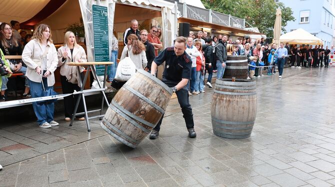 2025-09-05 Fassrollen,Weinfest,Reutlingen Steffen Urban von der Reutlinger Feuerwehr geht mit 30,83 Sekunden als Sieger der Einzelwertung aus dem Fassrollen des 38. Reutl