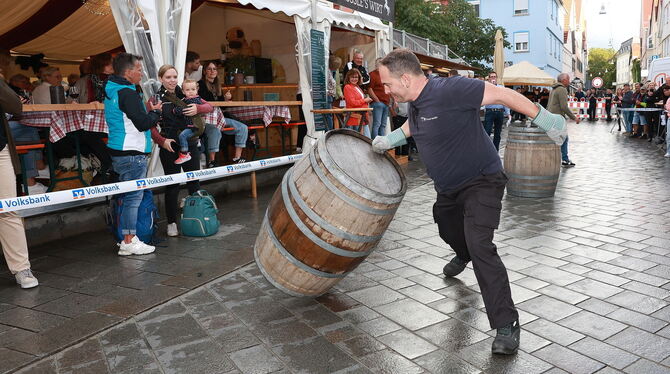 2025-09-05 Fassrollen,Weinfest,Reutlingen Silvio Müller von der Aarauer Feuerwehr erstaunt jedes Jahr wieder durch seine Einhand-Technik.