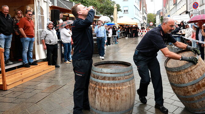2025-09-05 Fassrollen,Weinfest,Reutlingen Die Reutlinger Feuerwehr macht's vor: Beim Fassrollen geht es auch ums Glasleeren.