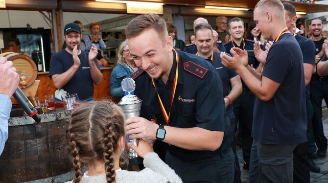 2025-09-05 Fassrollen,Weinfest,Reutlingen Siegerehrung: Lea Stoll übergibt den Pokal an Steffen Urban.