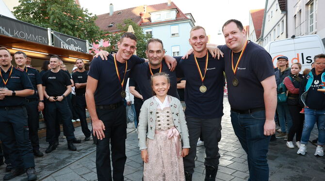 2025-09-05 Fassrollen,Weinfest,Reutlingen Top Fässlesroller: Lea Stoll vom »Rössle« hat dem siegreichen Team aus der Schweiz die Medaillen umgehängt.