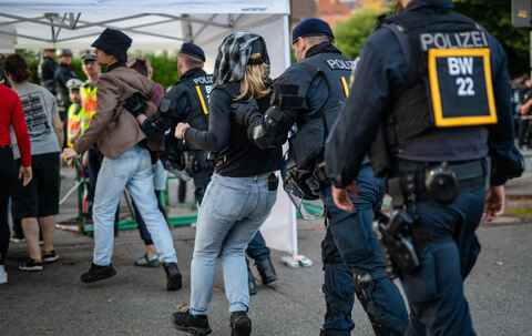 Streitgespräch zwischen Palmer und Frohnmaier - Protest (2)