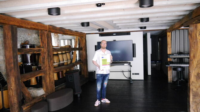 Dr. Dietmar Leichtle präsentiert sein neues Musikstudio in Münsingen. Für den erfolgreichen Projektabschluss hat er die Leader-P Dr. Dietmar Leichtle präsentiert sein neues Musikstudio in Münsingen. Für den erfolgreichen Projektabschluss hat er die Leader-P