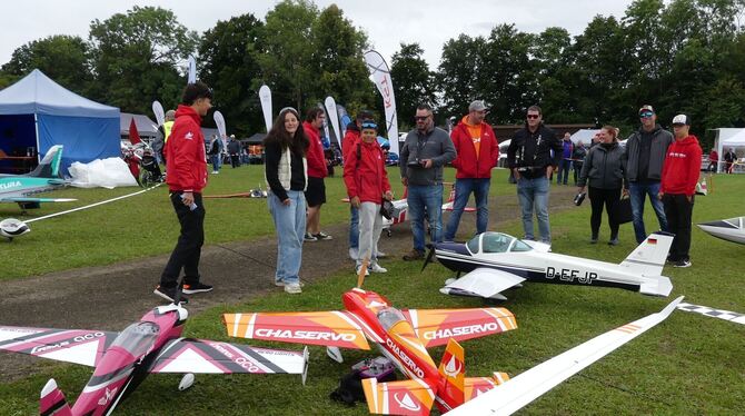 Viel zu entdecken ist diese Woche für Modellflugbegeisterte in Hülben. FOTOS: SANDER