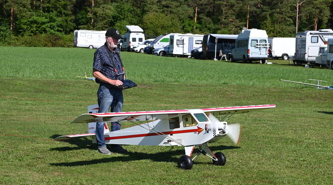 Flugmodellsport-Club Reutlingen Kurz vor dem Schleppstart: Vorne das Motorflugzeug, am Seil der Segler.